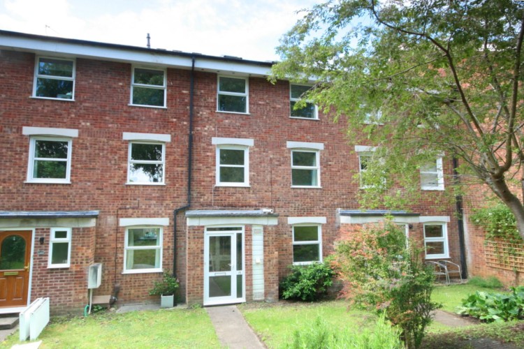 6 Bed Town House For Sale