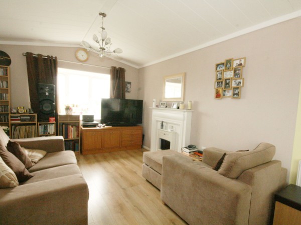 1 Bed Park Home House For Sale - Photograph 2