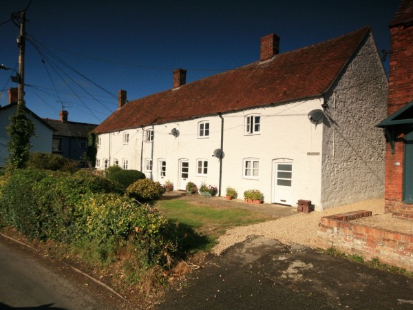 2 Bed Cottage House To Rent - Photograph 1
