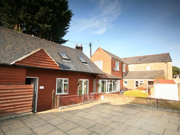 5 Bed Detached House For Sale - Photograph 1