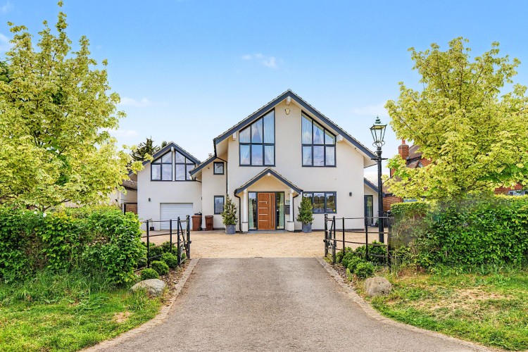 5 Bed Detached House For Sale