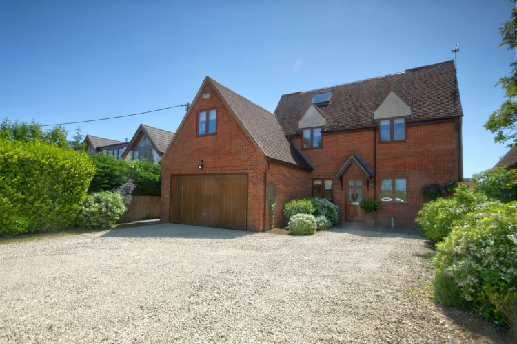 6 Bed Detached House For Sale