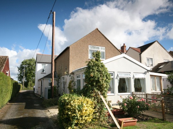 3 Bed Semi-detached House For Sale - Photograph 1