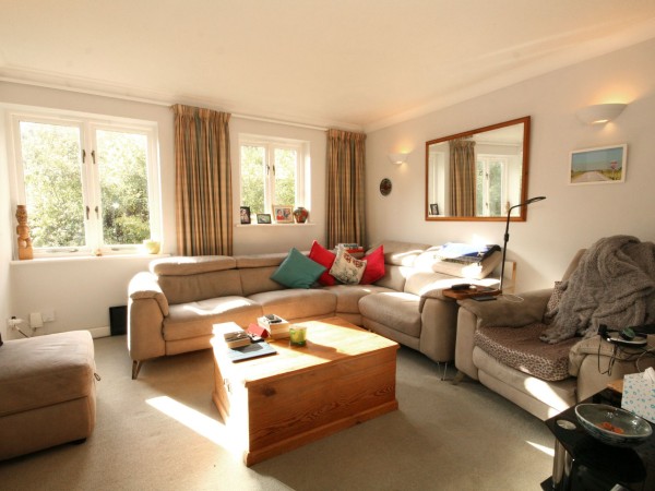 2 Bed Ground Floor Flat/apartment For Sale - Photograph 2