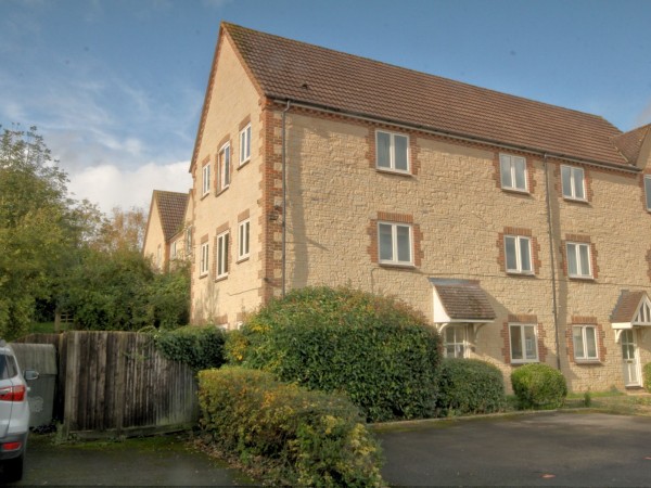 2 Bed Ground Floor Flat/apartment For Sale - Photograph 1