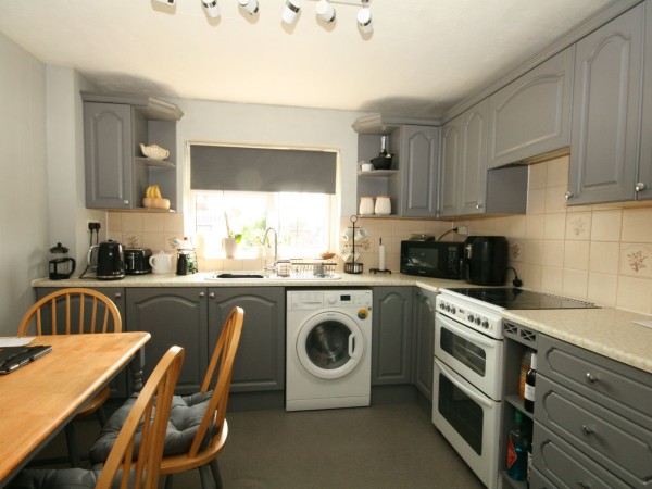 2 Bed Flat Flat/apartment For Sale - Photograph 2