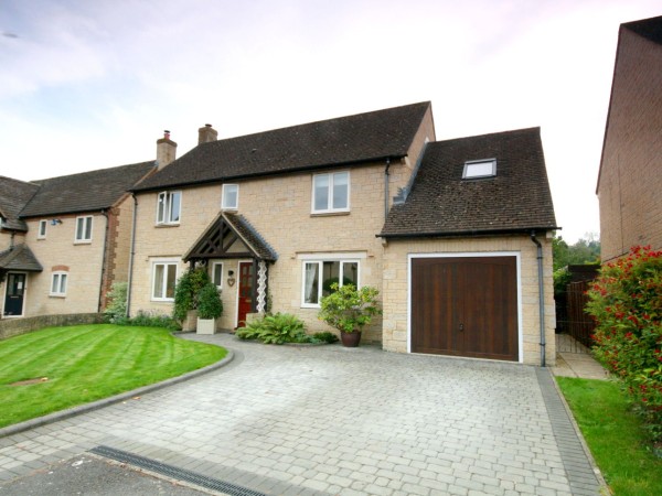 4 Bed Detached House For Sale - Photograph 1
