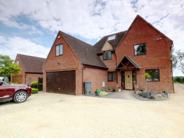 6 Bed Detached House For Sale - Photograph 1